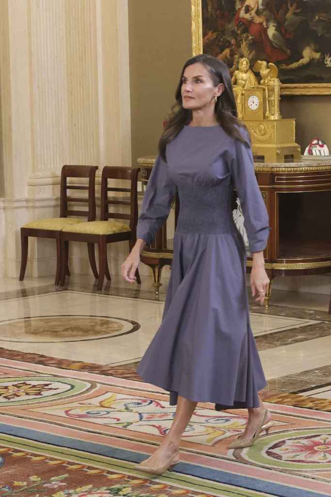 Queen Letizia con un vestido Adolfo Domínguez que acentúa su tamaño