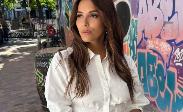 El secreto de Eva Longoria para conseguir un efecto piernas infinitas al llevar vestidos largos y sandalias planas midiendo 1,57