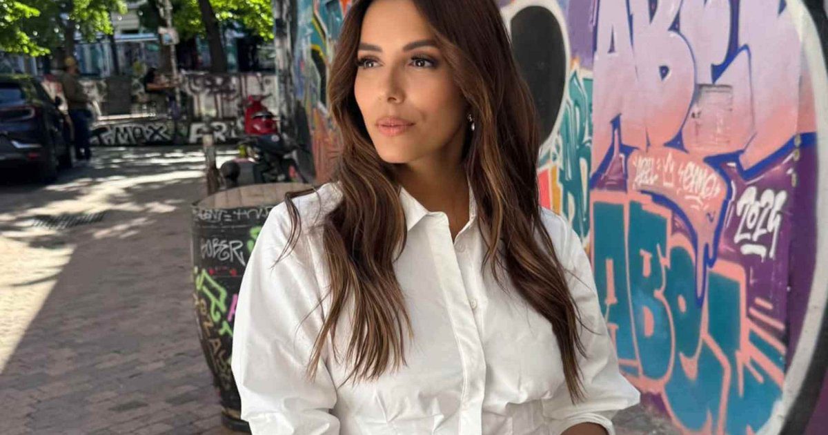 El secreto de Eva Longoria para conseguir un efecto piernas infinitas al llevar vestidos largos y sandalias planas midiendo 1,57