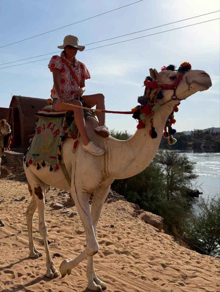 Lourdes Montes está montado en camello durante su viaje a Egipto