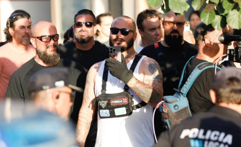 La ultraderecha pincha en Torre-Pacheco ante un amplio despliegue policial que contuvo al centenar de manifestantes