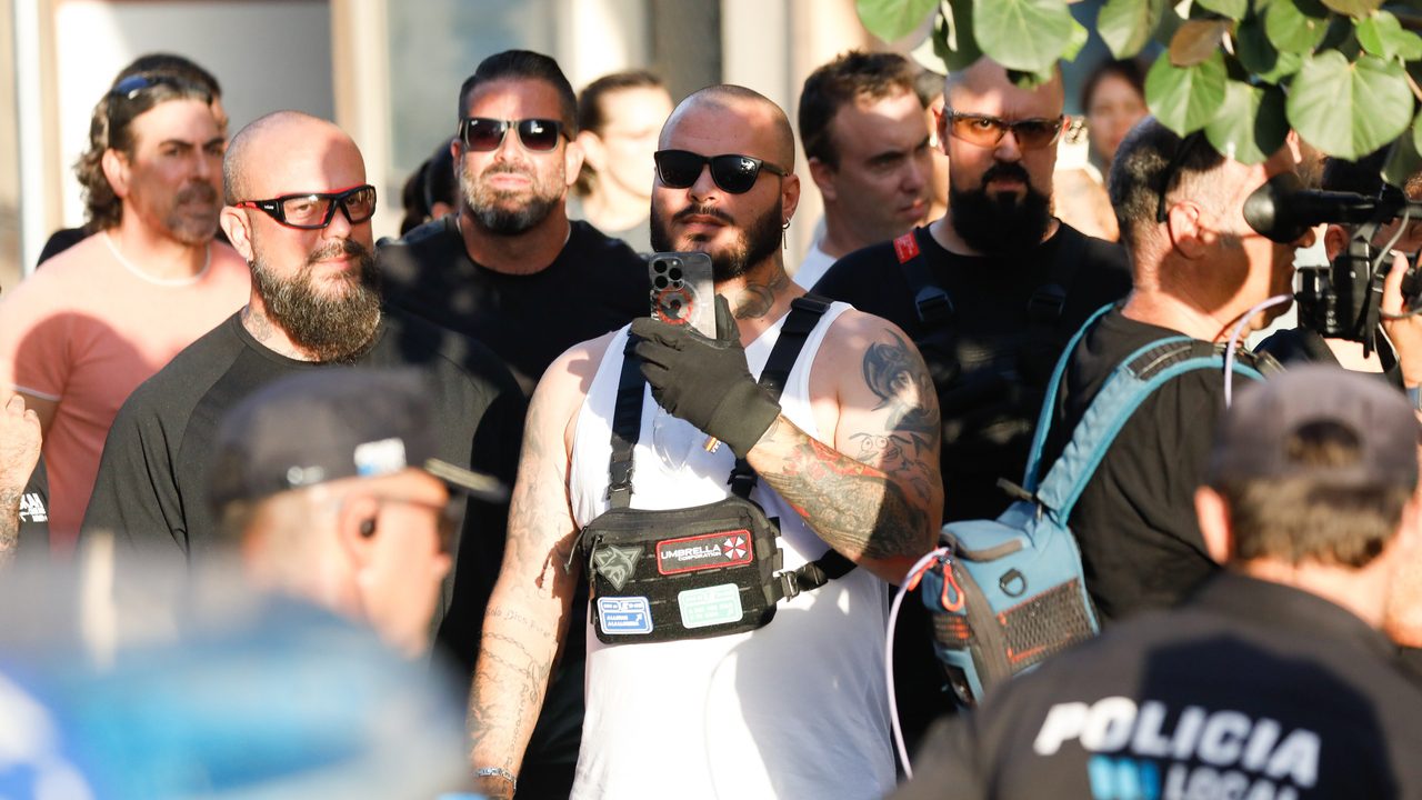 La ultraderecha pincha en Torre-Pacheco ante un amplio despliegue policial que contuvo al centenar de manifestantes