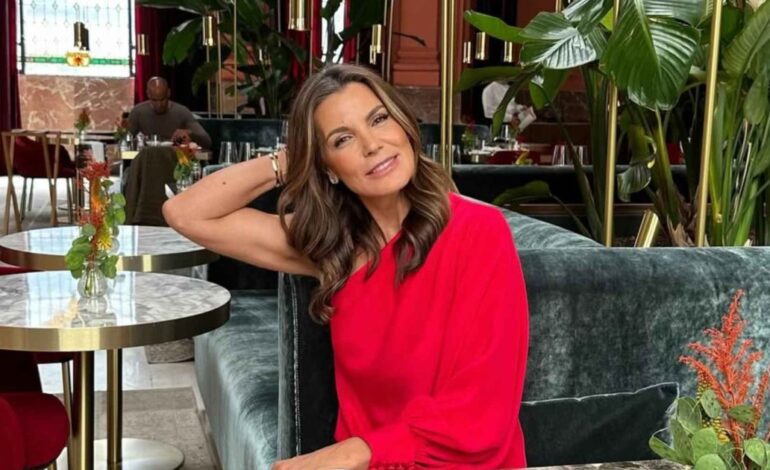 Mar Flores acaba de descubrirnos el bikini que mejor sienta a las mujeres +55 en las rebajas de verano de Cortefiel