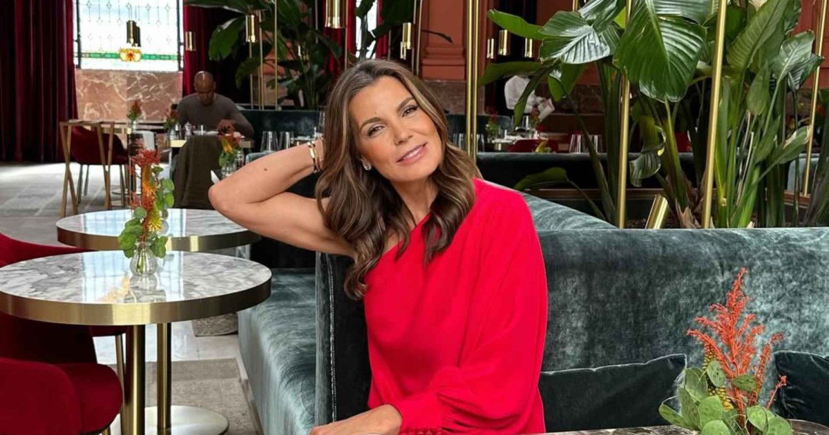 Mar Flores acaba de descubrirnos el bikini que mejor sienta a las mujeres +55 en las rebajas de verano de Cortefiel