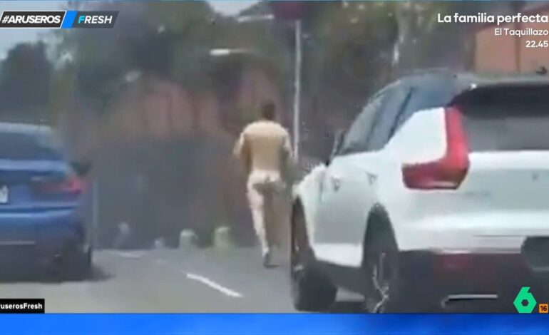 El marido de una mujer infiel castiga al amante de la señora a pasear desnudo por una carretera