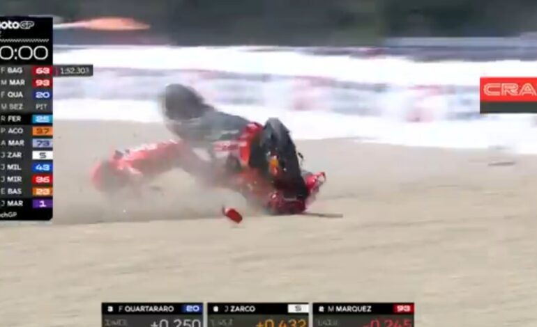 La dura caída de Marc Márquez en Brno que ha dado a Bagnaia su primera pole de la temporada