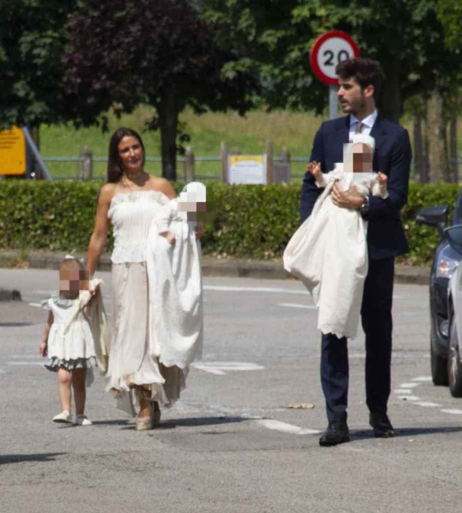 Marta Pombo y su esposo, Luis Zamalloa, en el bautismo de sus hijas gemelas