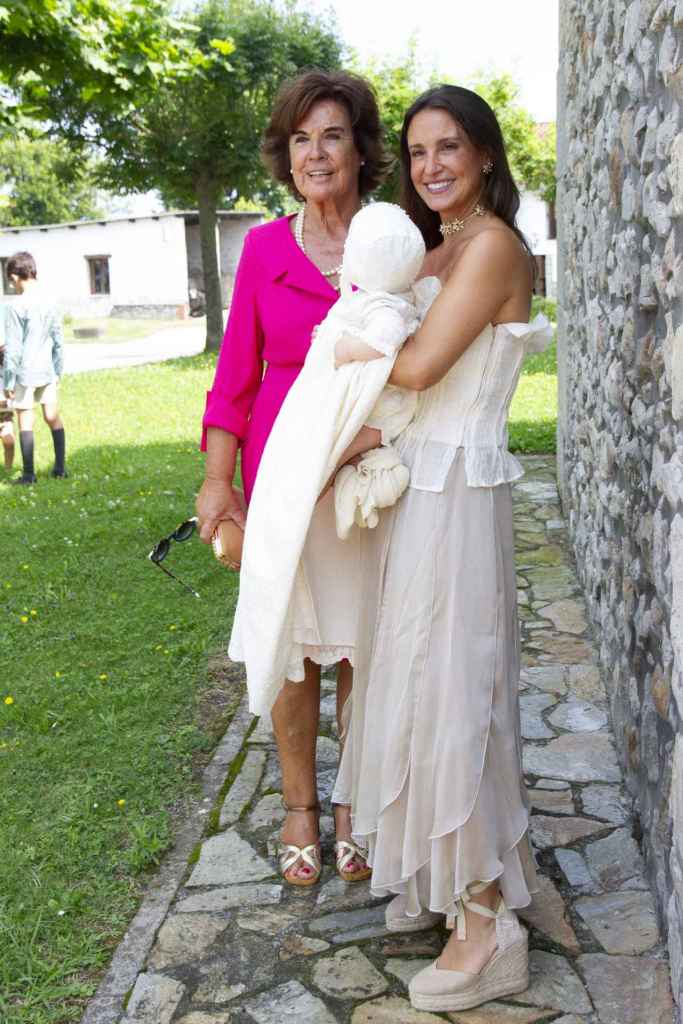 Marta Pombo con su madre en el bautismo de sus hijas gemelas