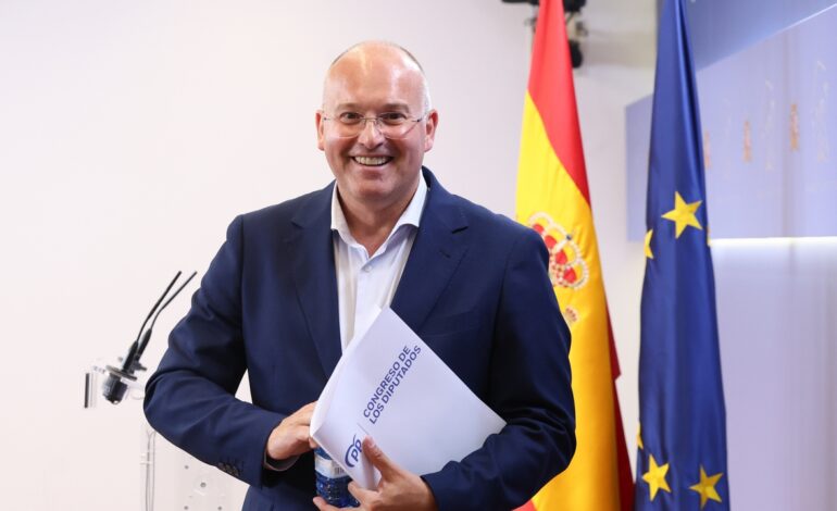 Feijóo confirma que Miguel Tellado será el nuevo secretario general del PP y Ester Muñoz, la portavoz en el Congreso