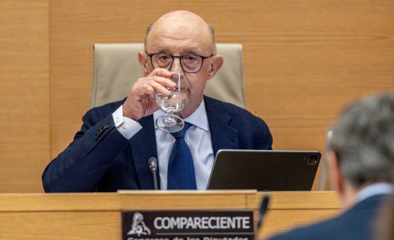 El exministro Montoro, imputado por beneficiar a empresas gasistas