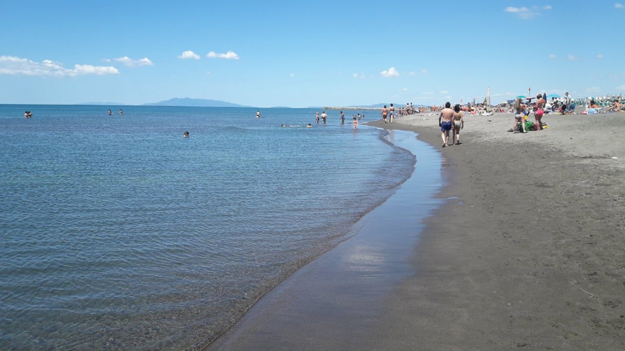 Muere un adolescente en Italia tras quedar sepultado en la playa por el agujero que había cavado con sus hermanos