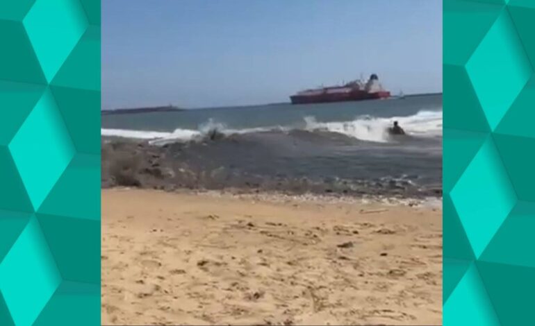 una peligrosa ola arrastra a varios bañistas y provoca seis heridos