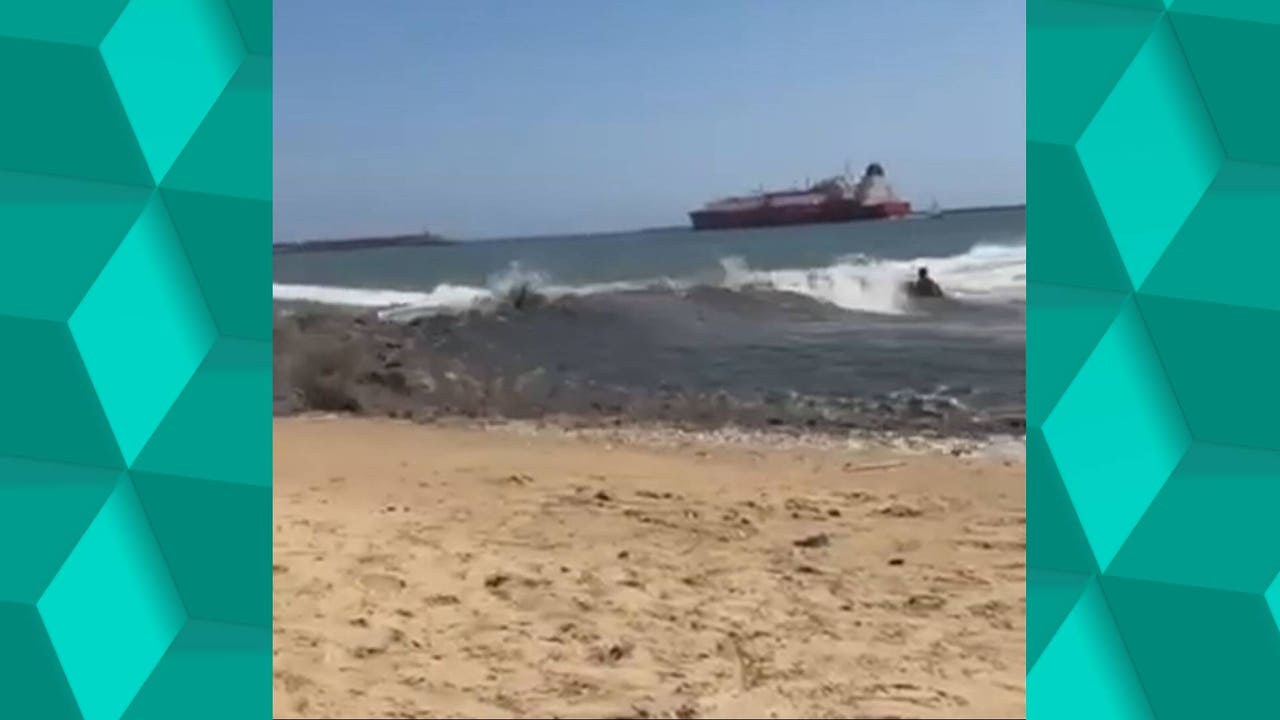 una peligrosa ola arrastra a varios bañistas y provoca seis heridos