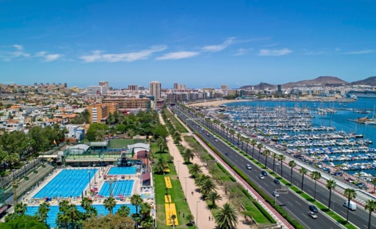 Santiago Niño Becerra, economista, alerta sobre el turismo en España: «Genera bajo valor»
