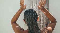 El agua no debe estar muy fría ni demasiado caliente cuando lave el cabello