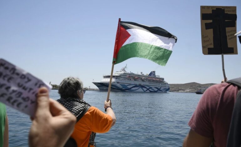 Un centenar de personas al grito de «fin del genocidio en Gaza» impide que un crucero israelí desembarque en la isla griega de Siros