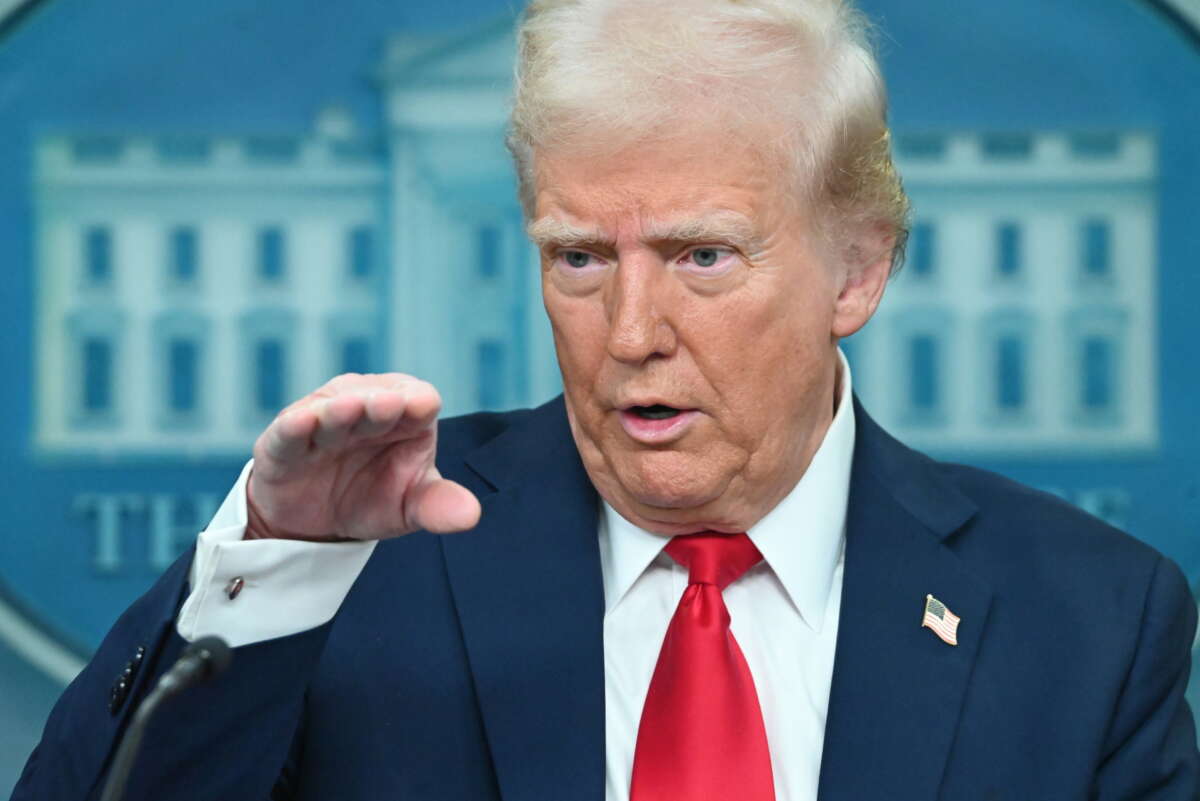 La enfermedad de Donald Trump: «moratones y piernas hinchadas»