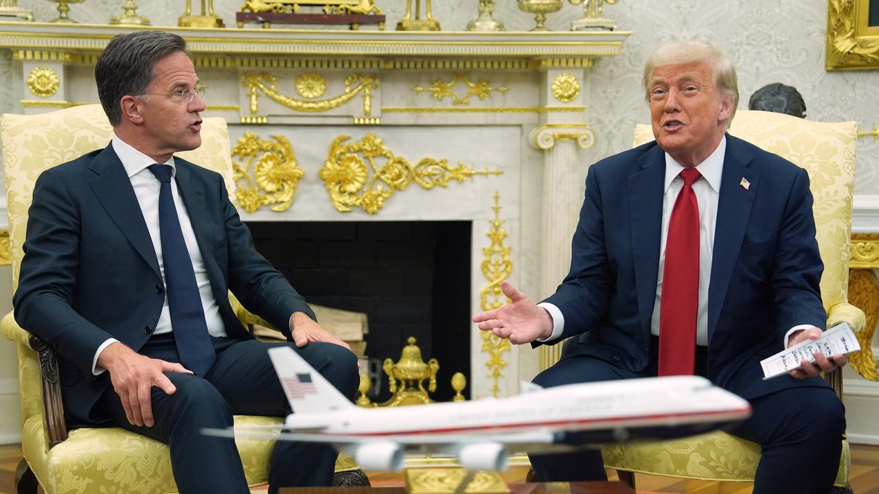 Trump amenaza a Rusia con aranceles del 100% si no hay un acuerdo sobre Ucrania en 50 días