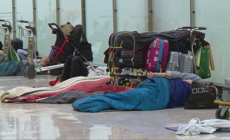 personas sin hogar pernoctan en otras terminales en la primera noche de prohibición en Barajas
