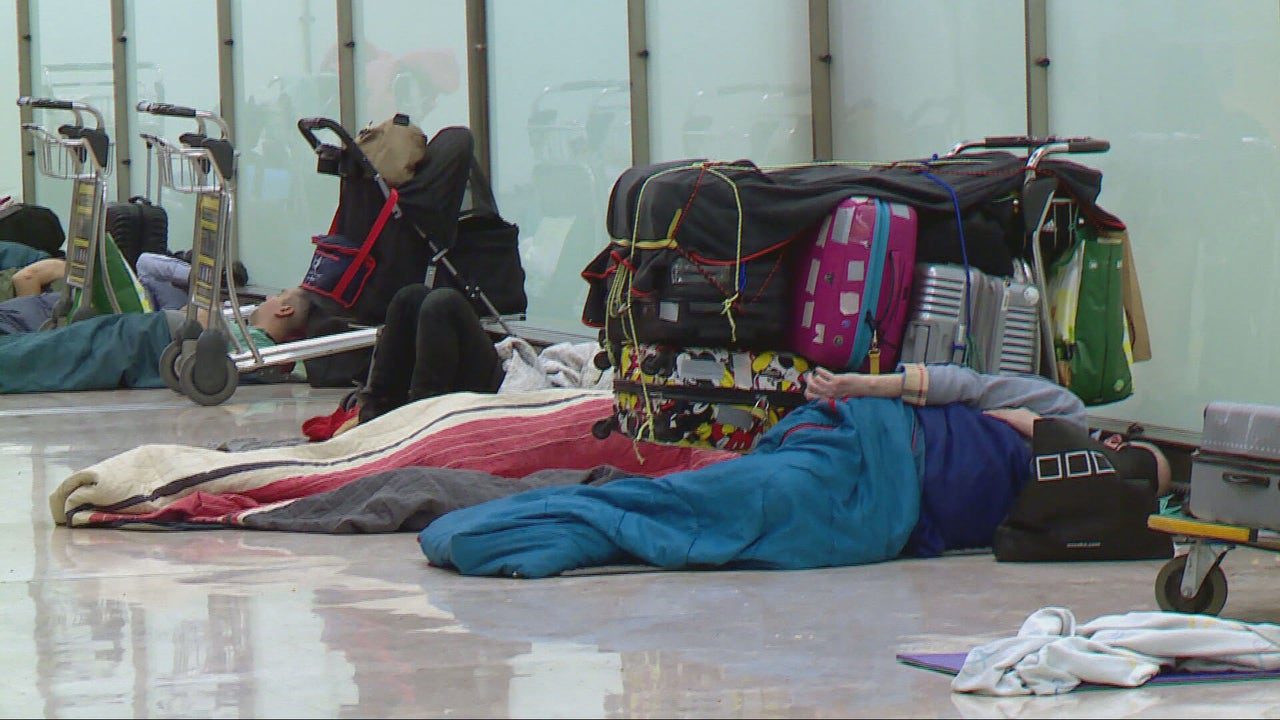 personas sin hogar pernoctan en otras terminales en la primera noche de prohibición en Barajas