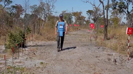 El príncipe Harry responde los pasos de su madre, Diana de Gales, recorriendo un campo de minas en Angola