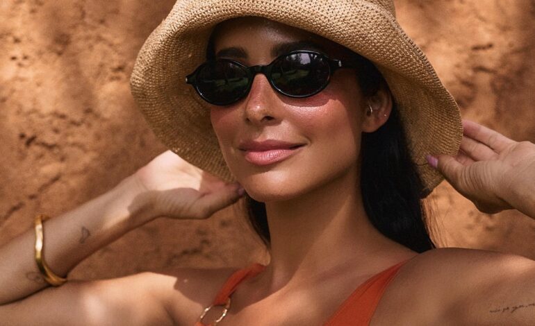 Soy editora de belleza y esto es lo que llevo en mi neceser de playa: del protector solar invisible al tinte efecto buena cara