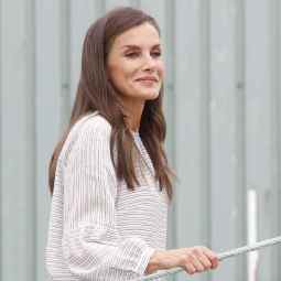 La apariencia de la reina Letizia con la camisa de Roberto Verino
