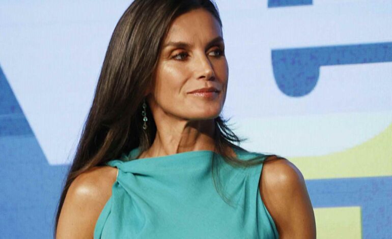 Así es el vestido de 40 euros de Zara que la reina Letizia y la infanta Sofía llevan compartiendo desde 2023