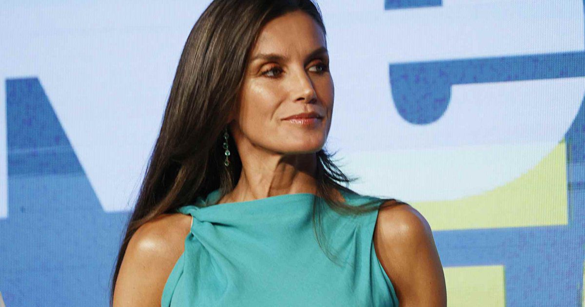 Así es el vestido de 40 euros de Zara que la reina Letizia y la infanta Sofía llevan compartiendo desde 2023