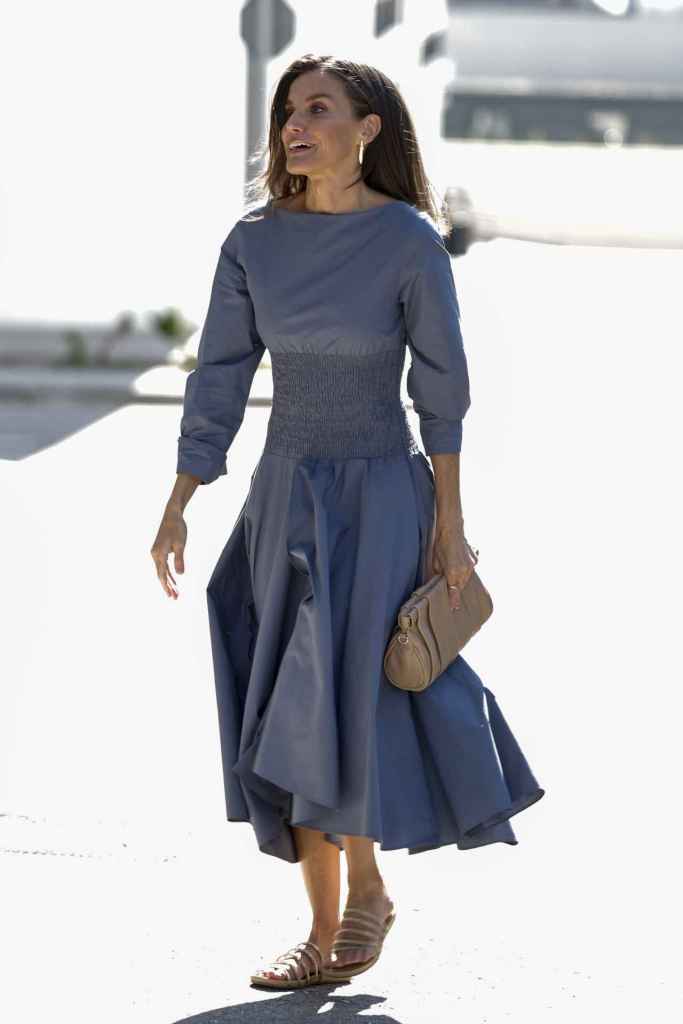 Queen Letizia con el mismo vestido de Adolfo Domínguez que acentúa su tamaño en 2024