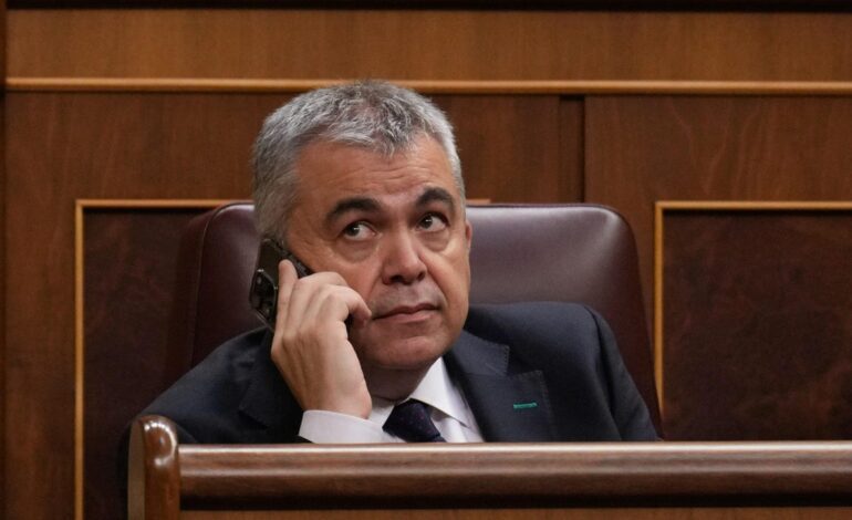 Santos Cerdán pasa los días en Soto del Real entre cortes de pelo y la lectura del libro de su abogado ‘Yo acuso. La defensa de los juicios políticos’