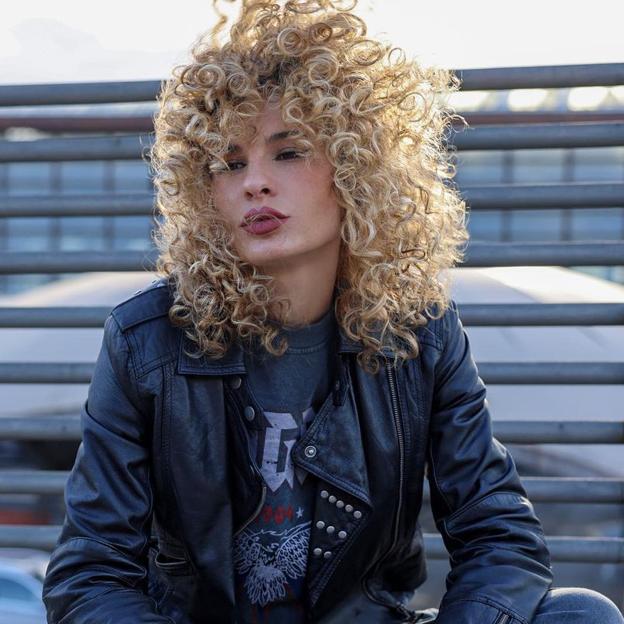A las chicas de cabello rizado les encantará estos hilos 3D, el color que da volumen y brillo al bucle