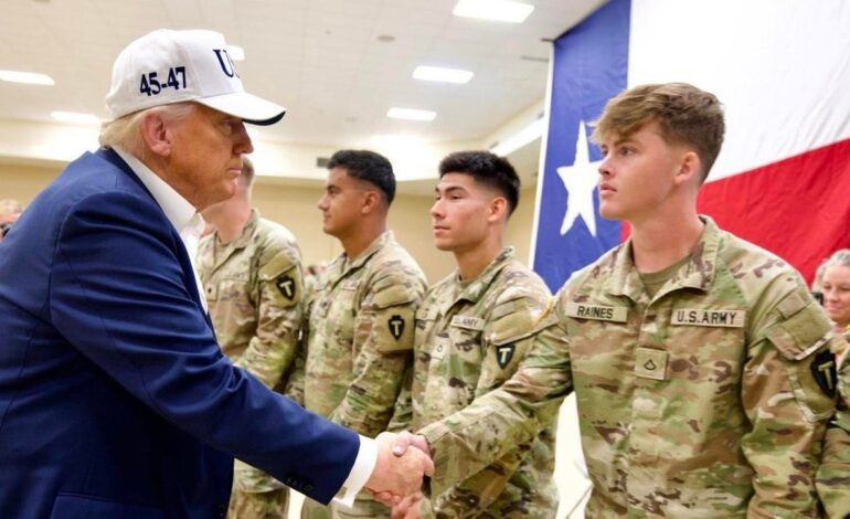 Trump visita Texas tras las devastadoras inundaciones y rechaza las críticas al sistema de alarmas