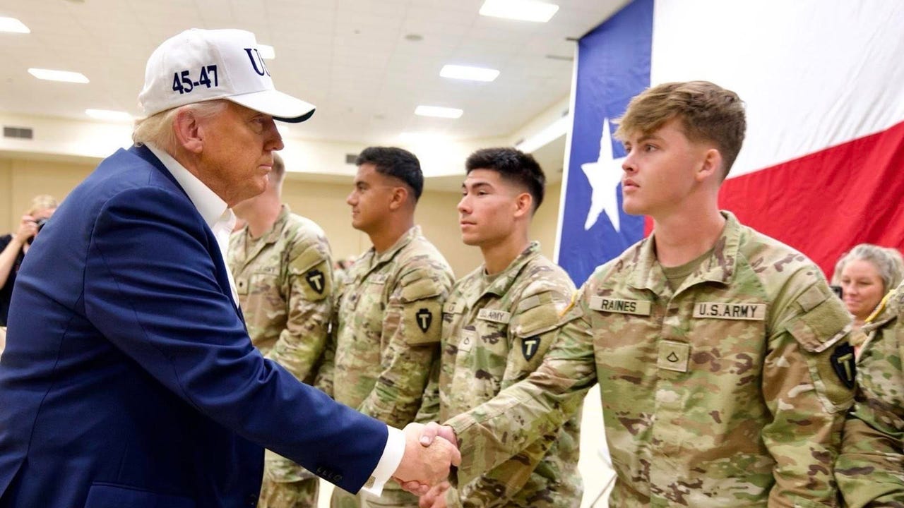 Trump visita Texas tras las devastadoras inundaciones y rechaza las críticas al sistema de alarmas