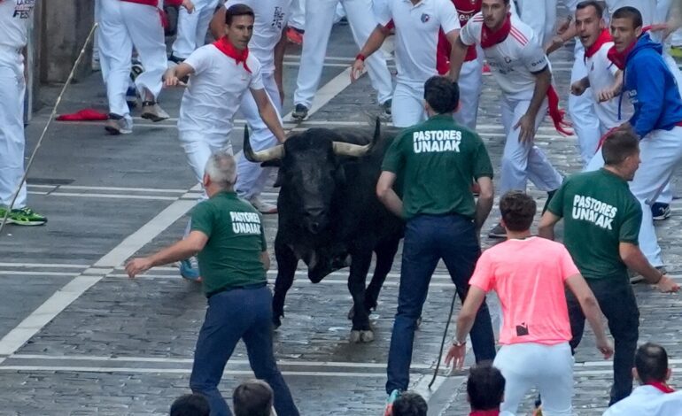 un corneado, mucha tensión y un toro descolgado de la manada