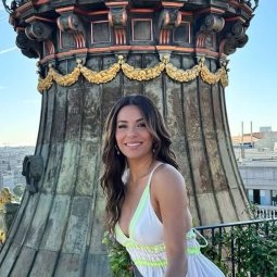 Estos no son tacones, pero estilizan lo mismo: las sandalias planas que se enamoran de pantalones cortos (Eva Longoria incluida)
