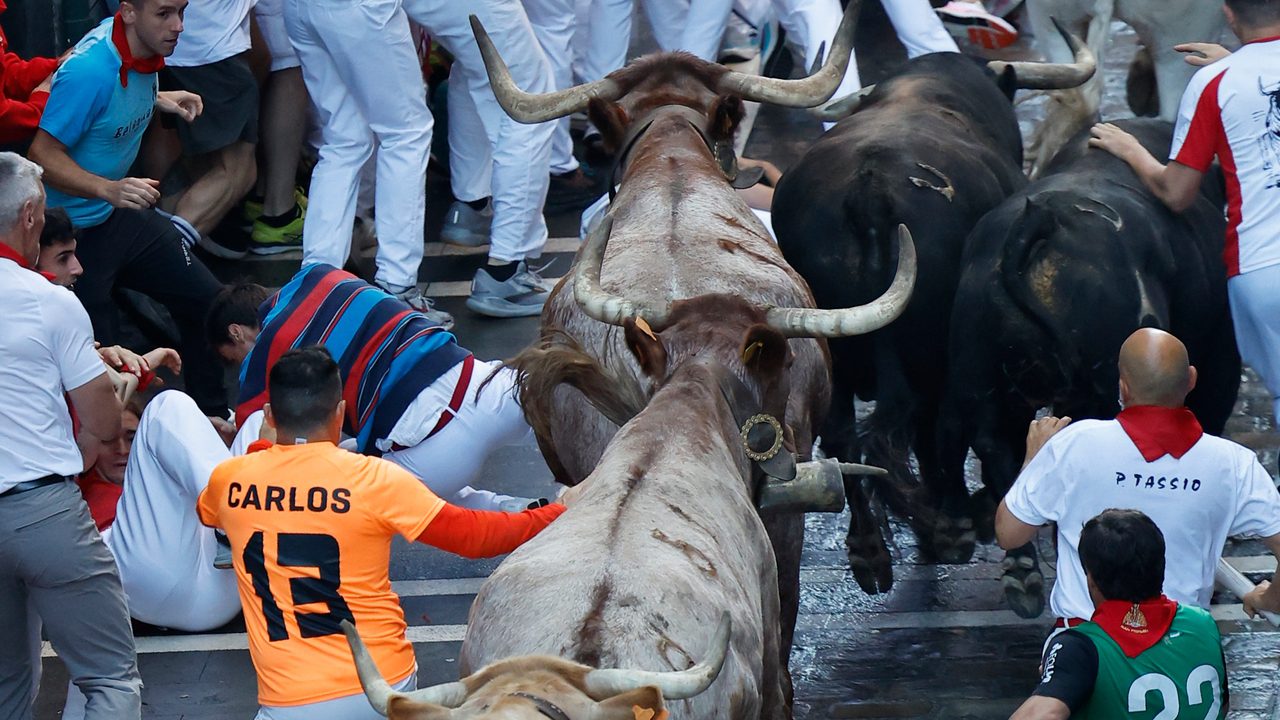 tenso al arranque, con un toro retando y varios corneados