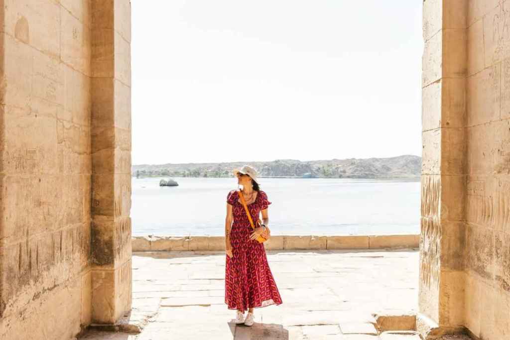 Lourdes Montes con vestido y conversación durante su viaje a Egipto