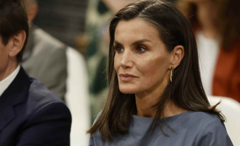 La reina Letizia vuelve a sorprender con su vestido efecto dos tallas menos de las rebajas de Adolfo Domínguez