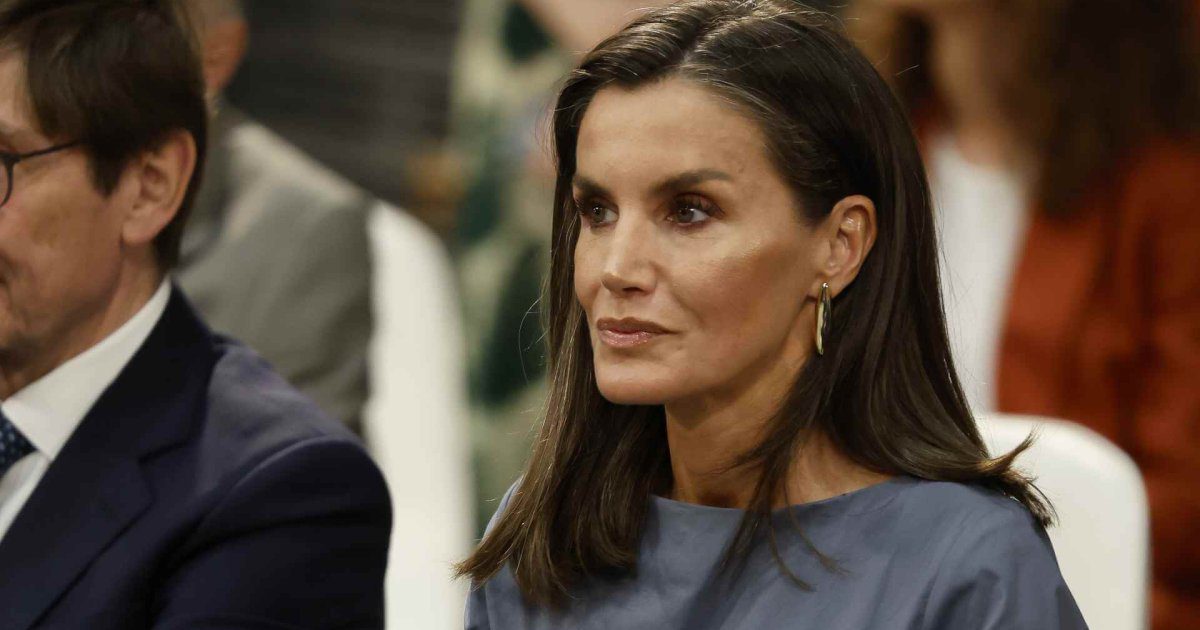 La reina Letizia vuelve a sorprender con su vestido efecto dos tallas menos de las rebajas de Adolfo Domínguez