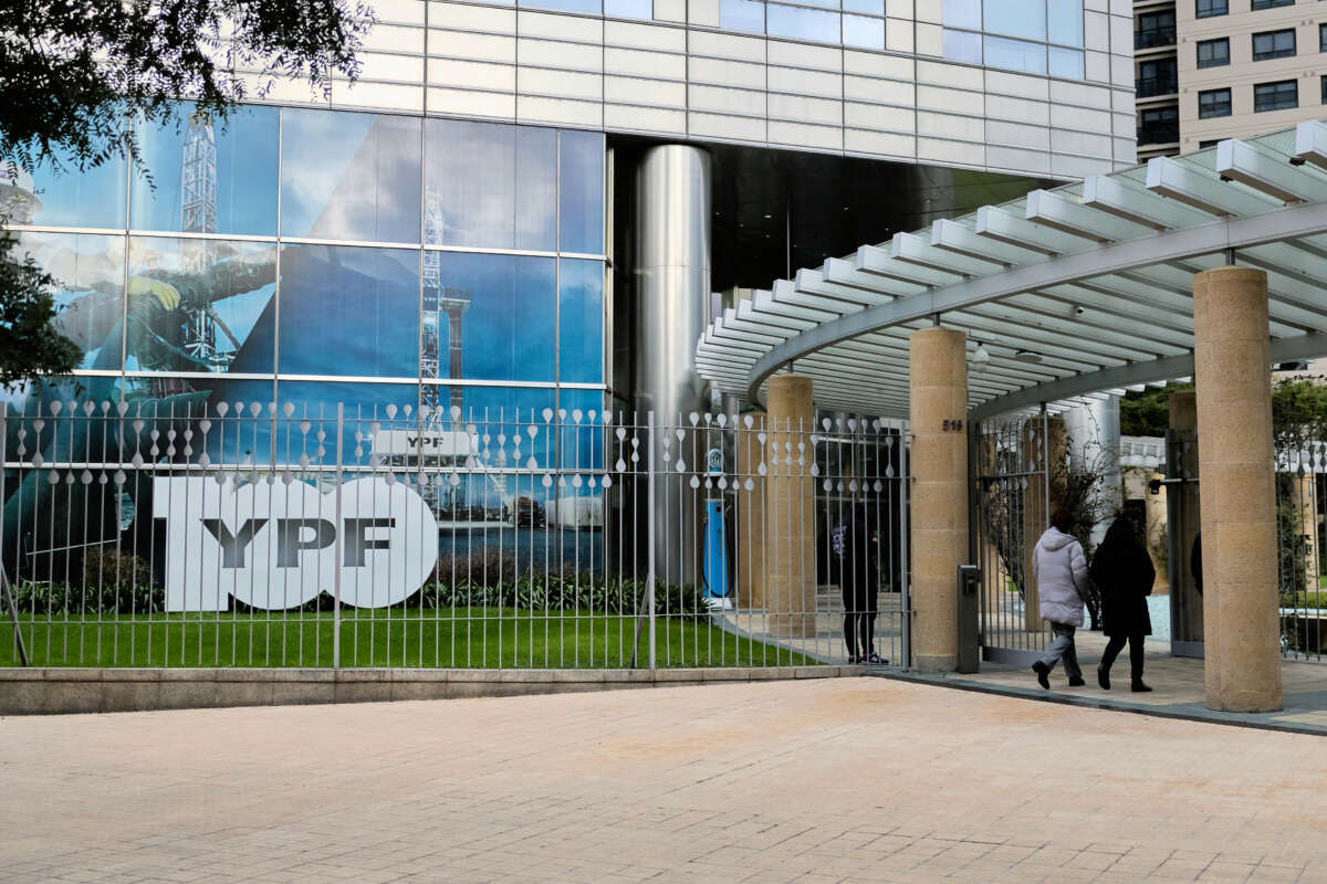 Argentina desafía la orden judicial de EE.UU. sobre las acciones de YPF y planea un recurso