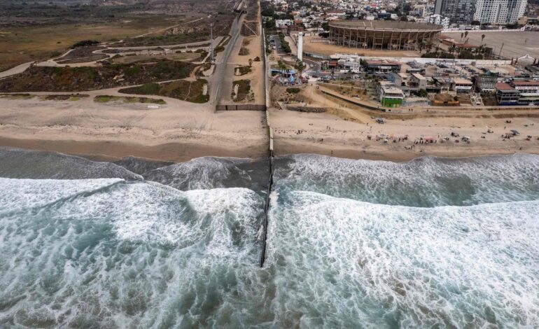 EEUU pinta de negro la valla fronteriza con México para elevar la temperatura y reducir el paso de migrantes