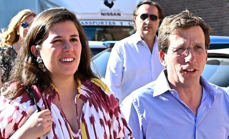 José Luis Martínez-Almeida y Teresa Urquijo, de vacaciones en Cádiz tras convertirse en padres: su romántico paseo