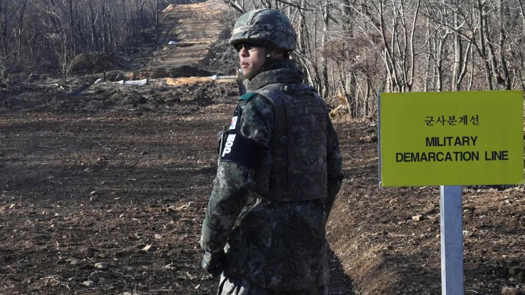 El soldado surcoreano patrulla la frontera con Corea del Norte.