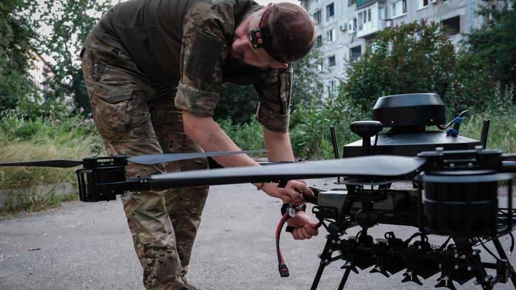 Un ingeniero de drones ucraniano pone al vampiro para una misión en el frente de la pelea