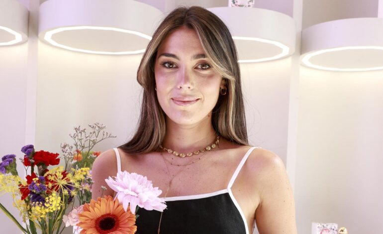 Este vestido rebajado de Anna Padilla es todo lo que necesitas para una cena frente al mar