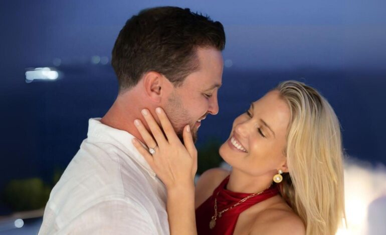 la romántica pedida en Santorini