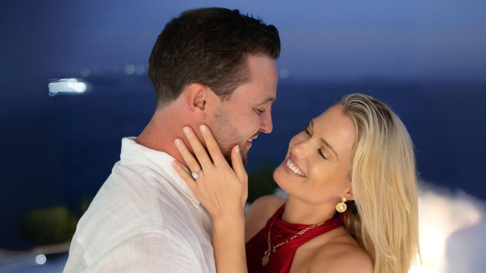 la romántica pedida en Santorini