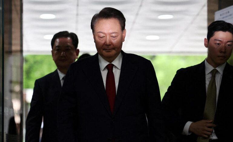 El expresidente surcoreano Yoon se desnuda delante de un equipo de fiscales para impedir que le arresten de nuevo