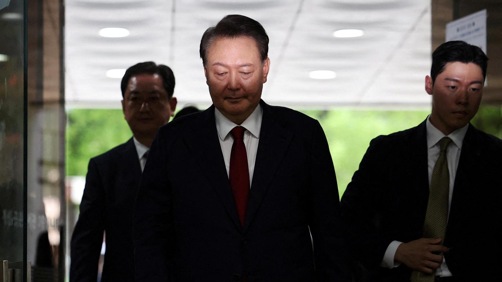 El expresidente surcoreano Yoon se desnuda delante de un equipo de fiscales para impedir que le arresten de nuevo